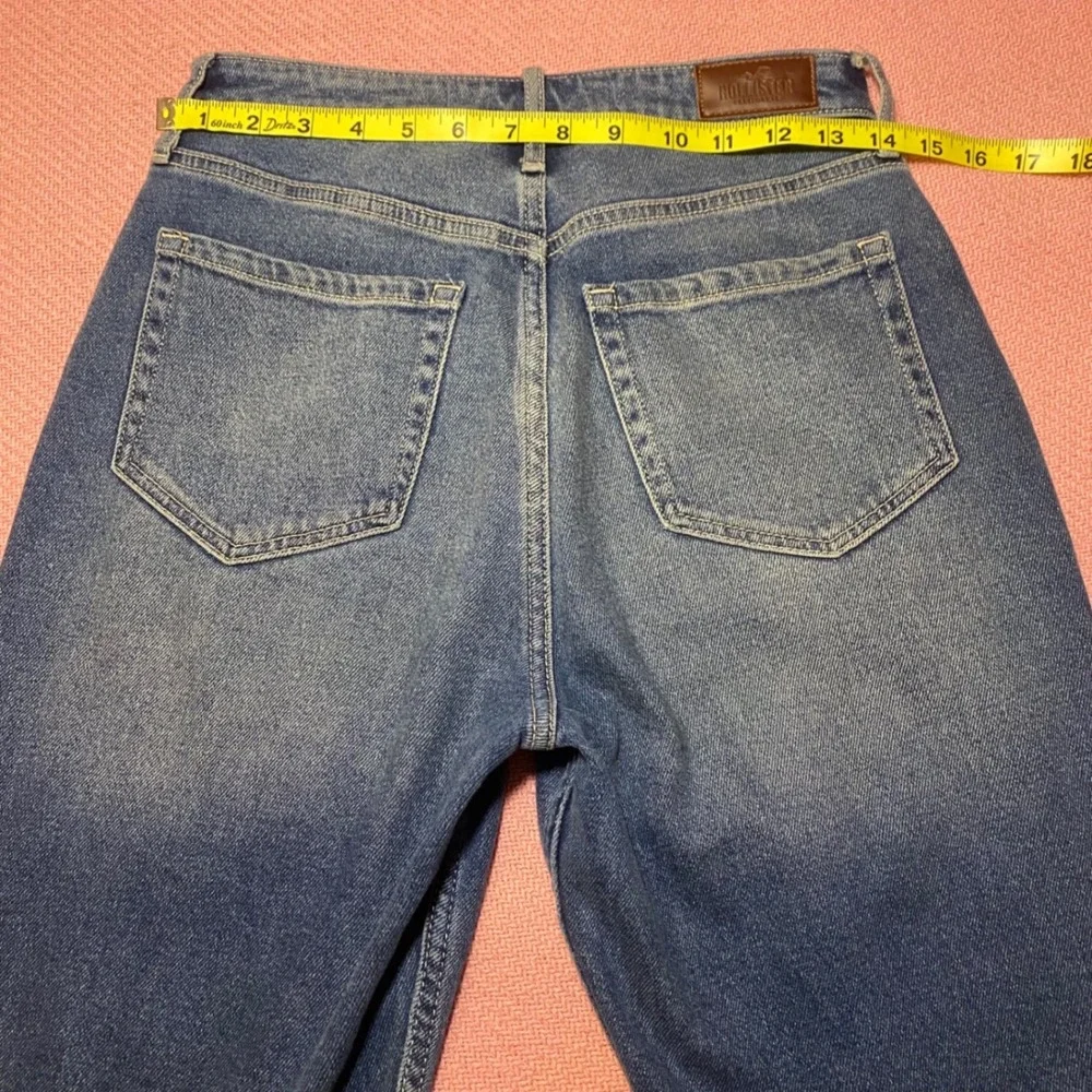 Hollister Ultra High-Rise Mom Jeans Medium Wash Distressed W26‎ L29 3L
